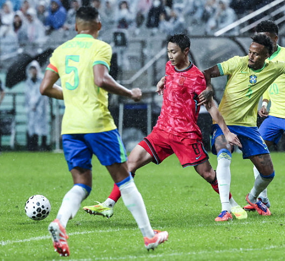 백승호, 경기 1분 만에 공중 볼 경합 중 부상. ⓒ뉴시스