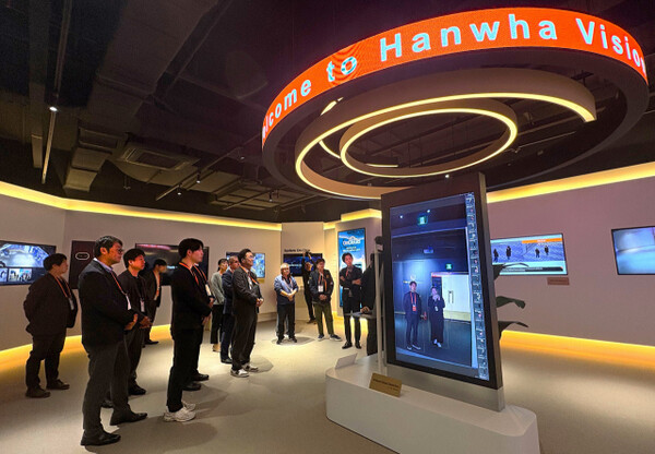 한화비전의 일본 우수 파트너들이 본사 기술 체험관을 둘러보고 있다 ⓒ한화비전