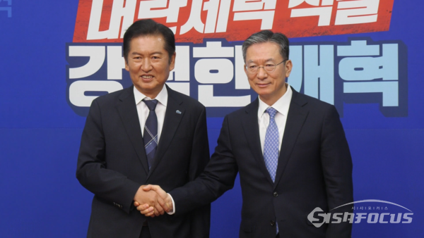 정청래 더불어민주당 대표가 지난 8월6일 국회에서 정성호 법무부 장관을 접견하며 악수를 하고 있다. 사진 / 김경민 기자