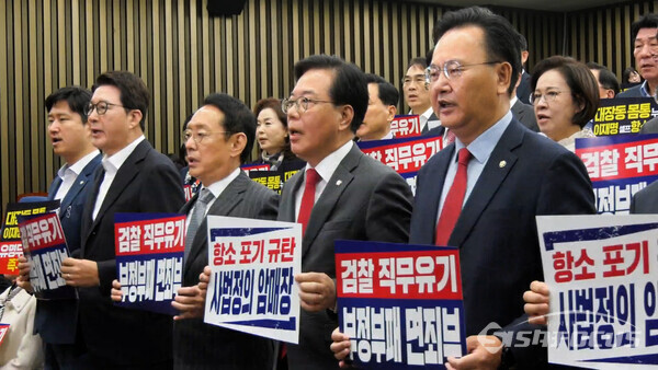 송언석 국민의힘 원내대표(가운데)가 10일 오후 의원총회에서 소속의원들과 한 목소리로 대장동 사건 항소 포기를 규탄하고 있다. 사진 / 이훈 기자