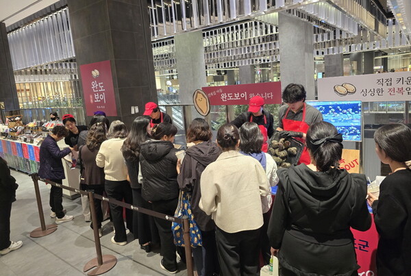 완도군이 롯데백화점에서 전복 판촉 행사를 진행했다. 사진/완도군청