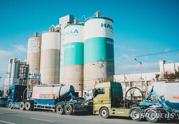기사의 이해를 돕기 위한 사진. 인천광역시 중구 소재 한라시멘트 인천공장 주변에 BCT(Bulk Cement Trailer. 벌크 시멘트 트레일러)들이 한쪽 차선을 막고 일렬로 세워져 있다. (사진 / 강민 기자)