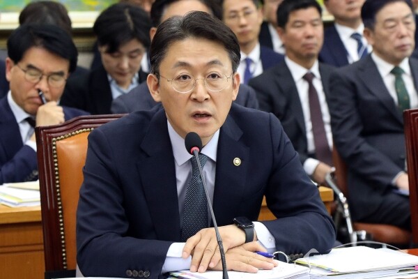 11일 권대영 부위원장이 의원의 질의에 답하고 있다.(1)