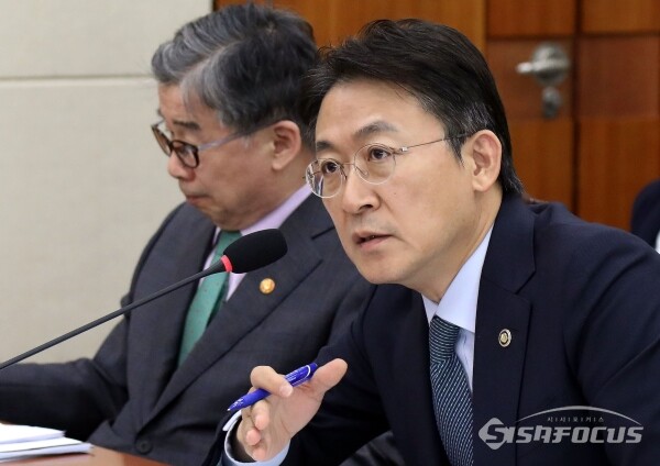 11일 권대영 부위원장이 의원의 질의에 답하고 있다.(2)