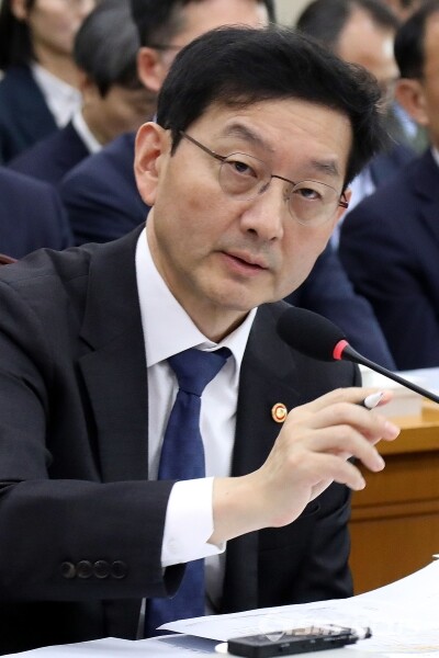 11일 윤창렬 국무조정실장이 의원의 질의에 답하고 있다.(2)