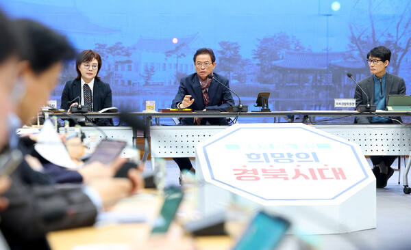 11일 이철우 경북도지사가 2026년 중점 추진사업 보고회를 주재하고 있다.ⓒ경북도