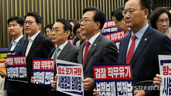 송언석 국민의힘 원내대표(가운데)가 10일 오후 의원총회에서 소속의원들과 한 목소리로 대장동 사건 항소 포기를 규탄하고 있다. 사진 / 이훈 기자