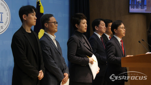 국민의힘 성남 지역 현역의원·당협위원장이 11일 국회 소통관에서 검찰의 대장동 항소 포기를 규탄하는 기자회견을 열고 있다. 사진 / 김경민 기자