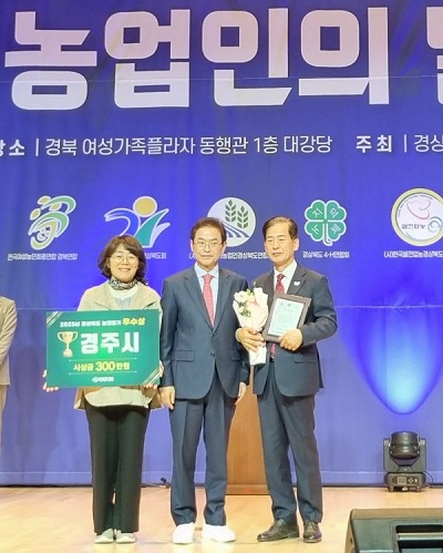 경주시가 2025년 경상북도 시,군 농정평가에서 우수상을 수상했다(우측 순 / 백승준 국장, 이철우 도지사, 정유선 과장). 사진 / 경주시