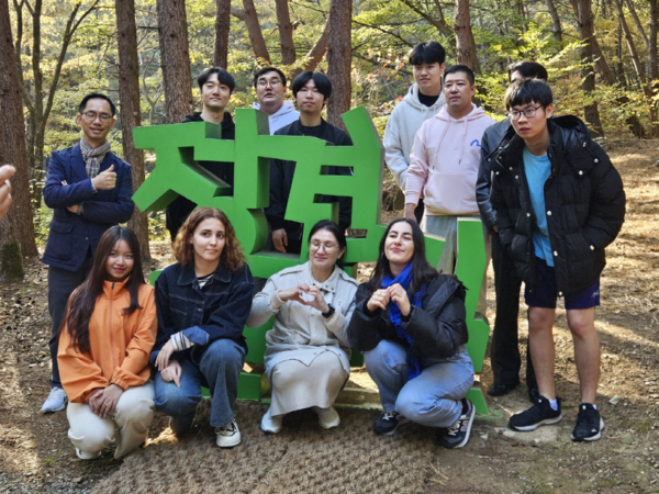 성주관광두레 '별별투어' 체류형 관광 참여자들이 기념촬영을 하고 있다.ⓒ성주군