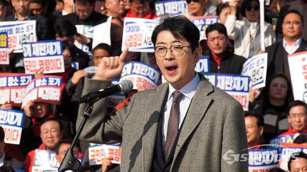 국민의힘 주진우 의원이 12일 오전 서울 여의도 국회의사당 본관 앞 중앙계단에서 열린 대장동 일당 7400억 국고 환수 및 검찰 항소포기 외압 규탄대회에서 발언을 하고 있다. 사진 / 이 훈 기자