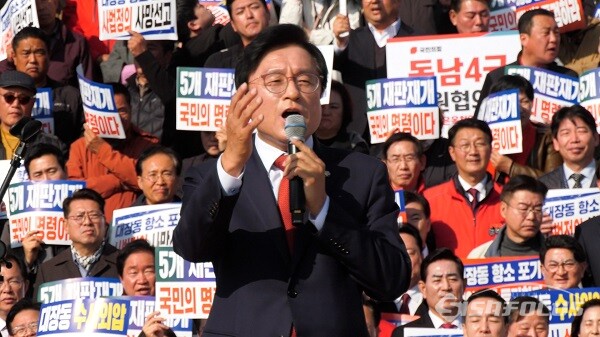 국민의힘 박형수 의원이 12일 오전 서울 여의도 국회의사당 본관 앞 중앙계단에서 열린 대장동 일당 7400억 국고 환수 및 검찰 항소포기 외압 규탄대회에서 발언을 하고 있다.사진 / 이 훈 기자