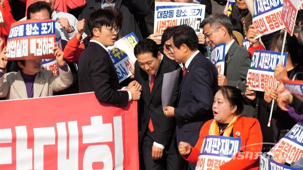 국민의힘 장동혁 대표가 12일 오전 서울 여의도 국회의사당 본관 앞 중앙계단에서 열린 대장동 일당 7400억 국고 환수 및 검찰 항소포기 외압 규탄대회에서 규탄 발언을 하기 위해 이동하고 있다. 사진 / 이 훈 기자