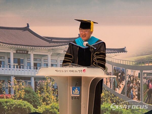 경주농업대학 학장인 주낙영 경주시장이 축하 인사말을 하고 있다. 사진/김인철 기자