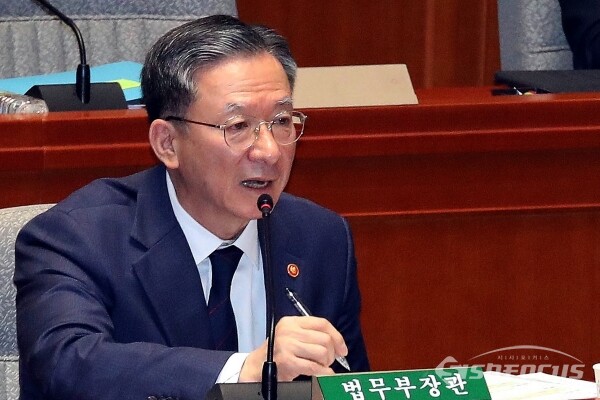 12일 정성호 장관이 의원의 질의에 답하고 있다.(1)