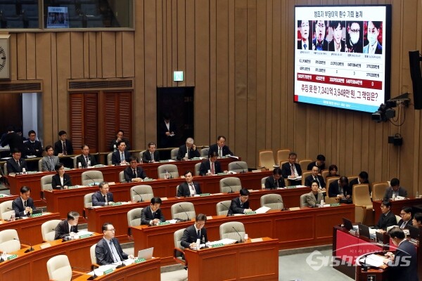 12일 정성호 장관이 의원의 질의에 답하고 있다.(2)