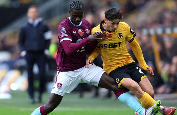 튀앙제브(왼), 맨유 시절 부상 관리 미흡으로 현재까지 악영향 끼쳐. ⓒ번리 FC