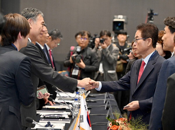 12일 이철우 경북도지사(오른쪽)가  제8회 한일시장지사회의에서 아베 슈이치 일본전국지사회장(나가노현 지사)와 악수를 하고 있다.ⓒ경북도