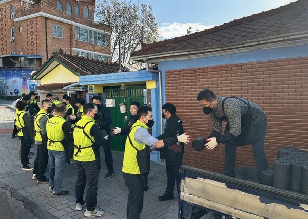 KGM 임직원들이 평택시 관내 독거노인과 어려운 이웃 등 소외계층을 위해 연탄 나눔 봉사 활동을 하고 있다 ⓒKGM