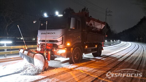사진은 제설작업을 하고 있는 모습 / ⓒ시사포커스DB