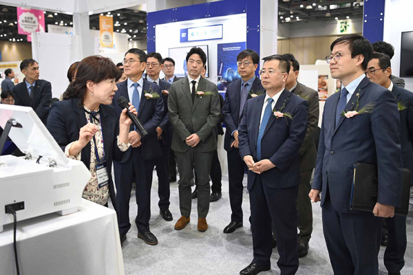 여한구 산업통상부 통상교섭본부장(맨 오른쪽)은 지난 10월 21일 경기도 고양시 킨텍스에서 열린 '2025 수출 붐업코리아 Week 개막식'에 참석해 주요 전시 부스를 둘러보고 있다 ⓒ산업통상부