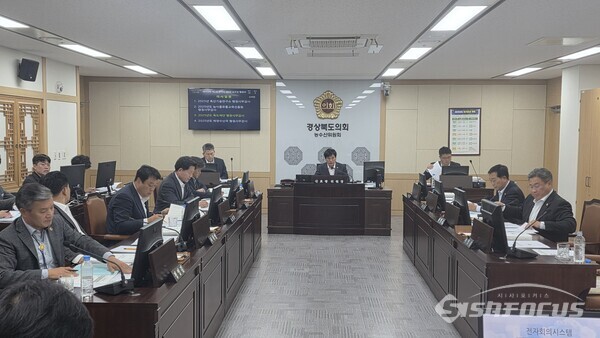 13일 경북도의회 농수산위원회가 농식품유통교육진흥원에 대한 행정사무감사를 하고 있다.ⓒ김영삼 기자