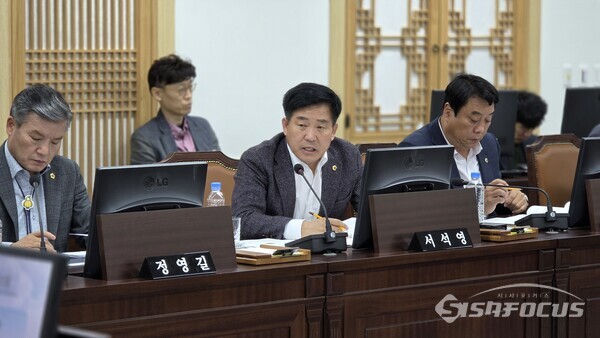 13일 서석영 위원이 농식품유통교육진흥원에 대한 행정사무감사에서 청년농업인의 조기 정착 및 성공할 수 있는 방안 마련을 강조하고 있다.ⓒ김영삼 기자