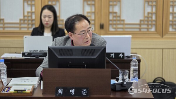 13일 최병준 위원이 농식품유통교육진흥원에 대한 행정사무감사에서 경북농촌체험관광포털 오이소 활성화 방안 마련을 강조하고 있다.ⓒ김영삼 기자