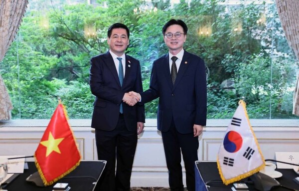 사진은 지난 8월 11일 서울 소공동 롯데호텔에서 또 럼 베트남 당 서기장 방한 계기에 김정관 산업통상자원부 장관(오른쪽)과 응우옌 홍 지엔 베트남 산업무역부 장관이 면담을 갖고 기념촬영을 할 당시 모습 ⓒ산업통상자원부