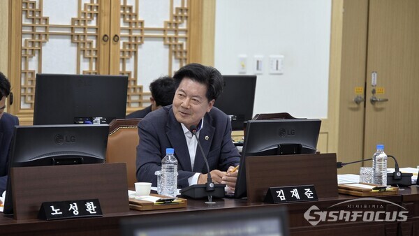 13일 김재준 위원이 독도 접근의 관문인 울릉도 교통(선박)편 확보가 시급하다고 지적하고 있다.ⓒ김영삼 기자