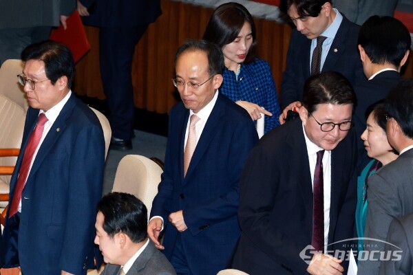 [시사포커스 / 오훈 기자] 내란 중요임무 종사 혐의로 구속 영장이 청구된 추경호 국민의힘 의원이 13일 서울 여의도 국회 본청에서 열린 본회의에 참석하고 있다.