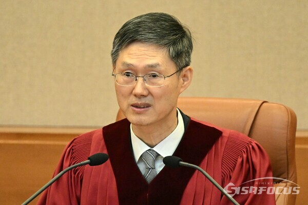 4일 문형배 헌법재판소장 권한대행이 판결문을 읽고 있다.(2) [사진공동취재단]