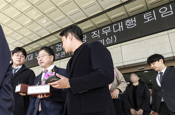 대장동 항소 포기 사태로 인해 사의를 표명한 노만석 전 검찰총장 직무대행이 14일 서울 서초구 대검찰청을 떠나고 있다. ⓒ뉴시스