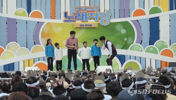 지난 12일 영덕군민운동장에서 진행된 전국노래자랑에 병곡초등학교 3학년 학생 전원(4명)이 담임선생님과 함께 출연하고 있다.ⓒ김영삼 기자