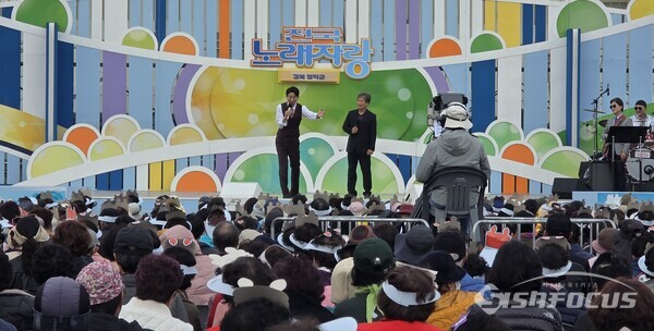 지난 12일 문성준 부군수(오른쪽)가 전국노래자랑에서 김광열 군수를 대신해 전국의 시청자들에게 영덕군을 홍보하고 있다.ⓒ김영삼 기자