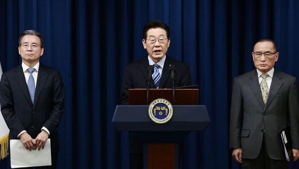 이재명 대통령이 14일 서울 용산 대통령실에서 한·미 간 관세·안보 합의를 문서화하는 '조인트 팩트시트(JFS·합동설명자료)' 관련 발표를 하고 있다. ⓒ뉴시스