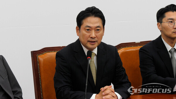 장동혁 국민의힘 대표가 20일 오후 국회에서 기자간담회를 열고 발언하고 있다. 사진 / 이훈 기자