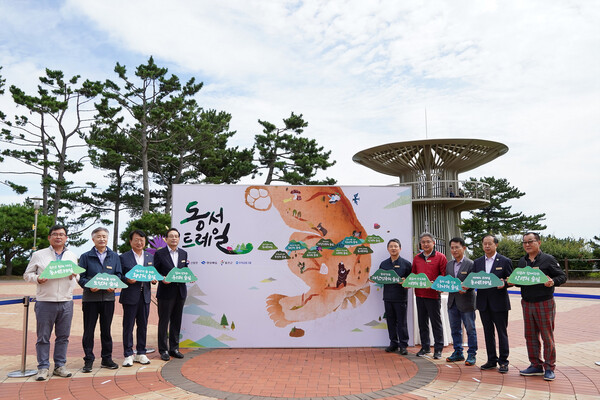 산림청,경북도, 울진군이 ‘한국의 산티아고길’이라 불리는 동서트레일 착공식을 하고 있다. 사진/경북도