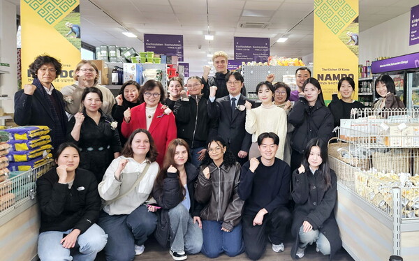 독일 베를린 상설판매장을 찾은 베를린 자유대학교 한국어과 학생들. 사진 / 전남도청