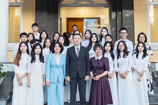 하이트진로가 베트남 국립외국어대학교 학생 20명에게 장학금 총 4억 동을 수여했다. ⓒ하이트진로