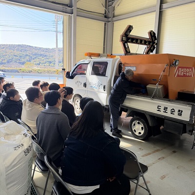 완도군이 겨울철 도로 제설 대비 교육을 실시했다. 사진/완도군청
