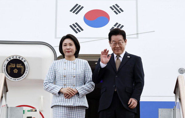 남아프리카공화국에서 열리는 G20 정상회의에 참석하는 이재명 대통령과 김혜경 여사가 17일 경기 성남 서울공항에서 공군 1호기에 탑승하면서 인사를 하고 있다. ⓒ뉴시스