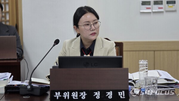 17일 정경민 부위원장이 문화관광체육국 사무감사에서 ‘경상북도 태권도협회에 대한 도민 제보 내용’을 확인하고 있다.ⓒ김영삼 기자