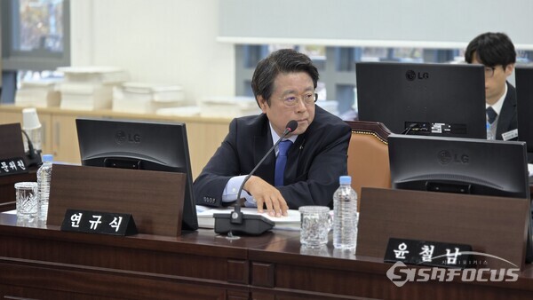 17일 연규식 경북도의회 문화환경위원이 경북도 문화관광체육국 행정사무감사에서 ‘경북도립미술관 건립 사업 전면 재검토’를 요구하고 있다.ⓒ김영삼 기자 