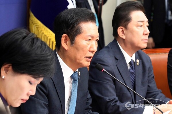 17일 정청래 대표가 모두발언을 하고 있다.(2)