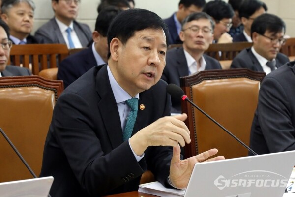 17일 구윤철 경제부총리가 의원의 질의에 답하고 있다.(1)