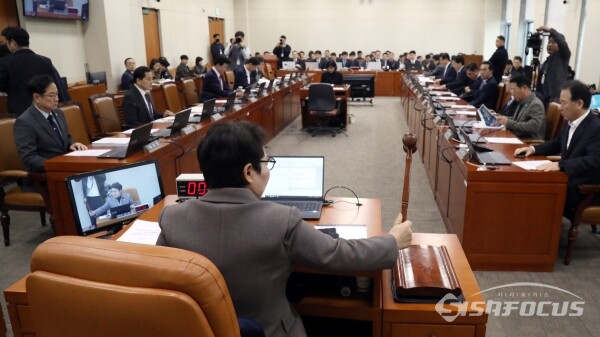 17일 임이자 기재위원장이 의사봉을 두드리고 있다.(2)