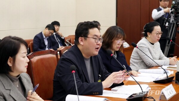 17일 이재경 한신대학교 교수가 답변하고 있다.(2)