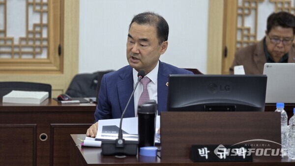 17일 경북도의회 문화환경위원회 박규탁 위원이 문화관광체육국과 경북도서관 행정사무감사에서 산하기관 운영 전반에 대한 전면적인 점검을 요구하고 있다.ⓒ김영삼 기자