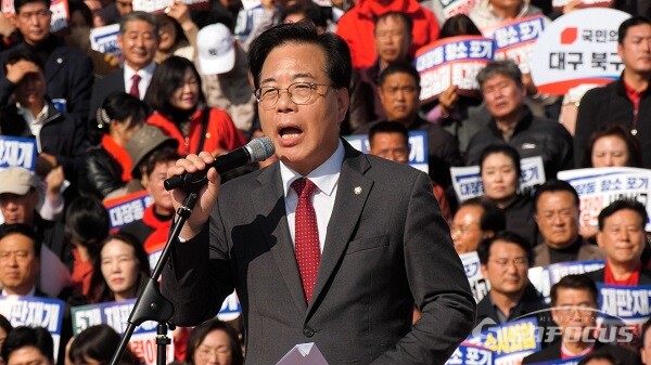 국민의힘 송언석 원내대표가 지난 12일 오전 서울 여의도 국회의사당 본관 앞 중앙계단에서 열린 대장동 일당 7400억 국고 환수 및 검찰 항소포기 외압 규탄대회에서 발언을 하고 있다.  사진 / 이 훈 기자